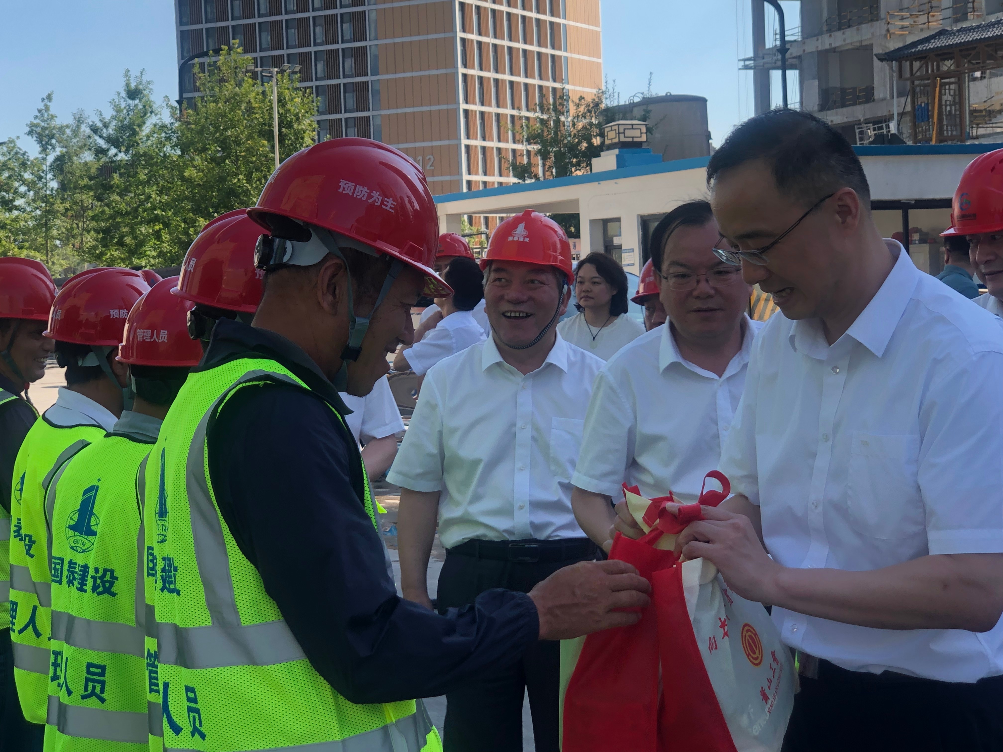 杭州市委常委、萧山区委书记孙旭东深入公司承建的科创中心二期项目高温慰问一线劳动者